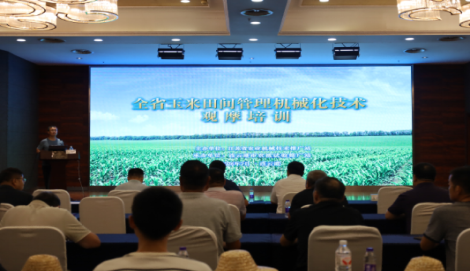 玉米大喇叭口期田间管理机械化技术观摩培训活动在连云港举办